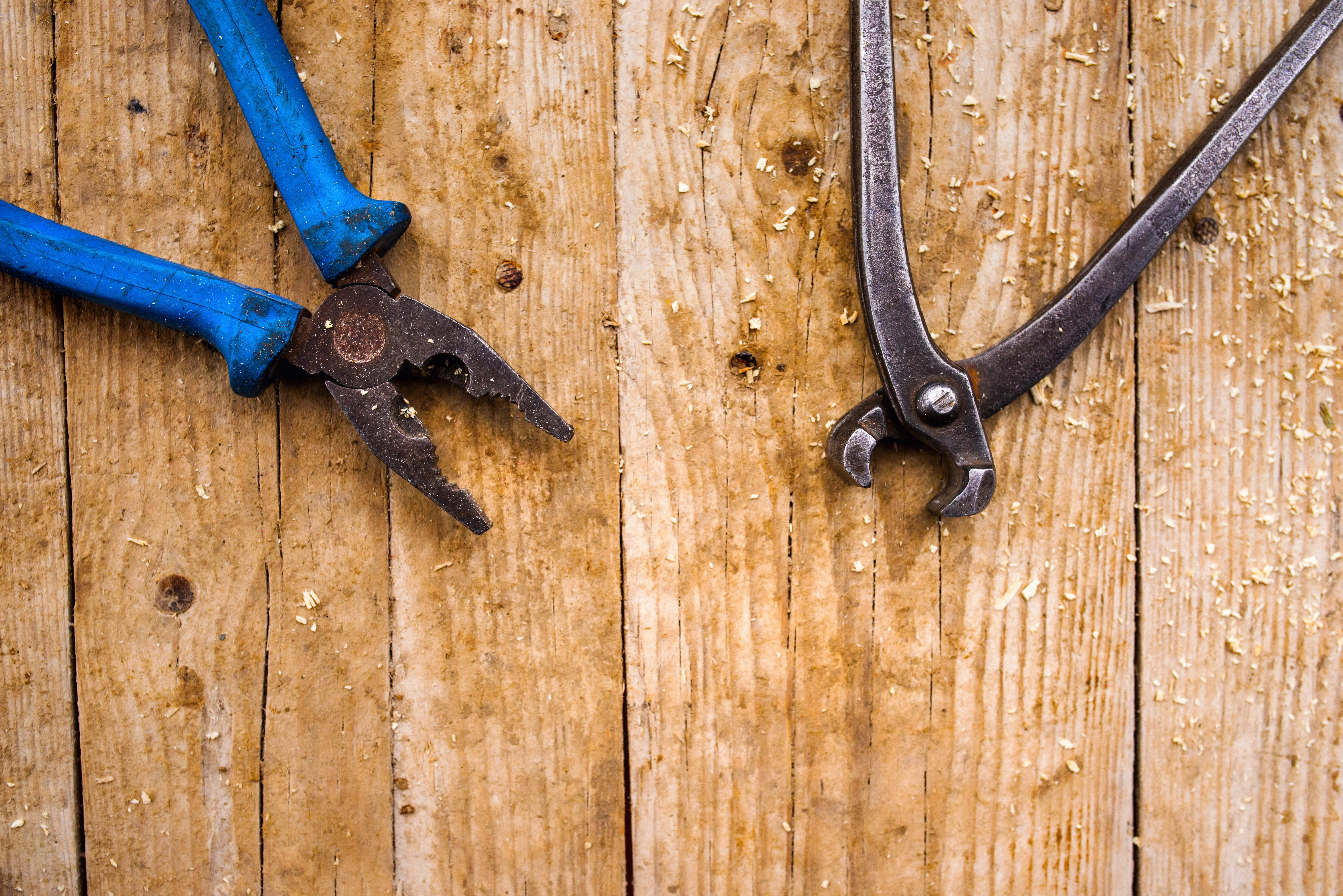Pinces et tenailles professionnelles sur un établi en bois