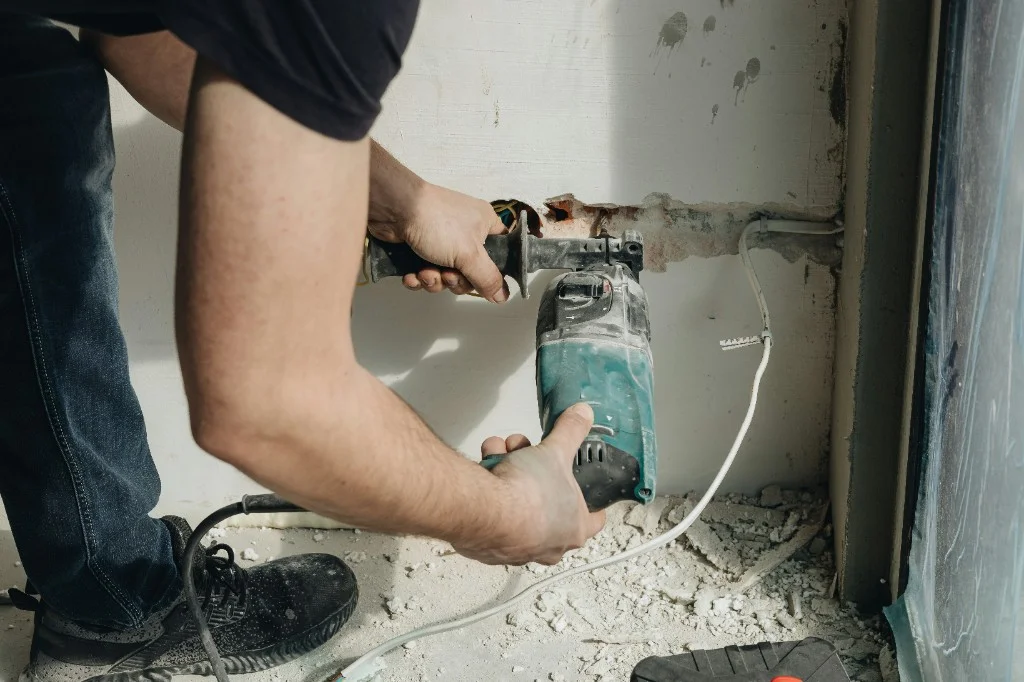 Travaux de rénovation et perçage pour installation de plomberie