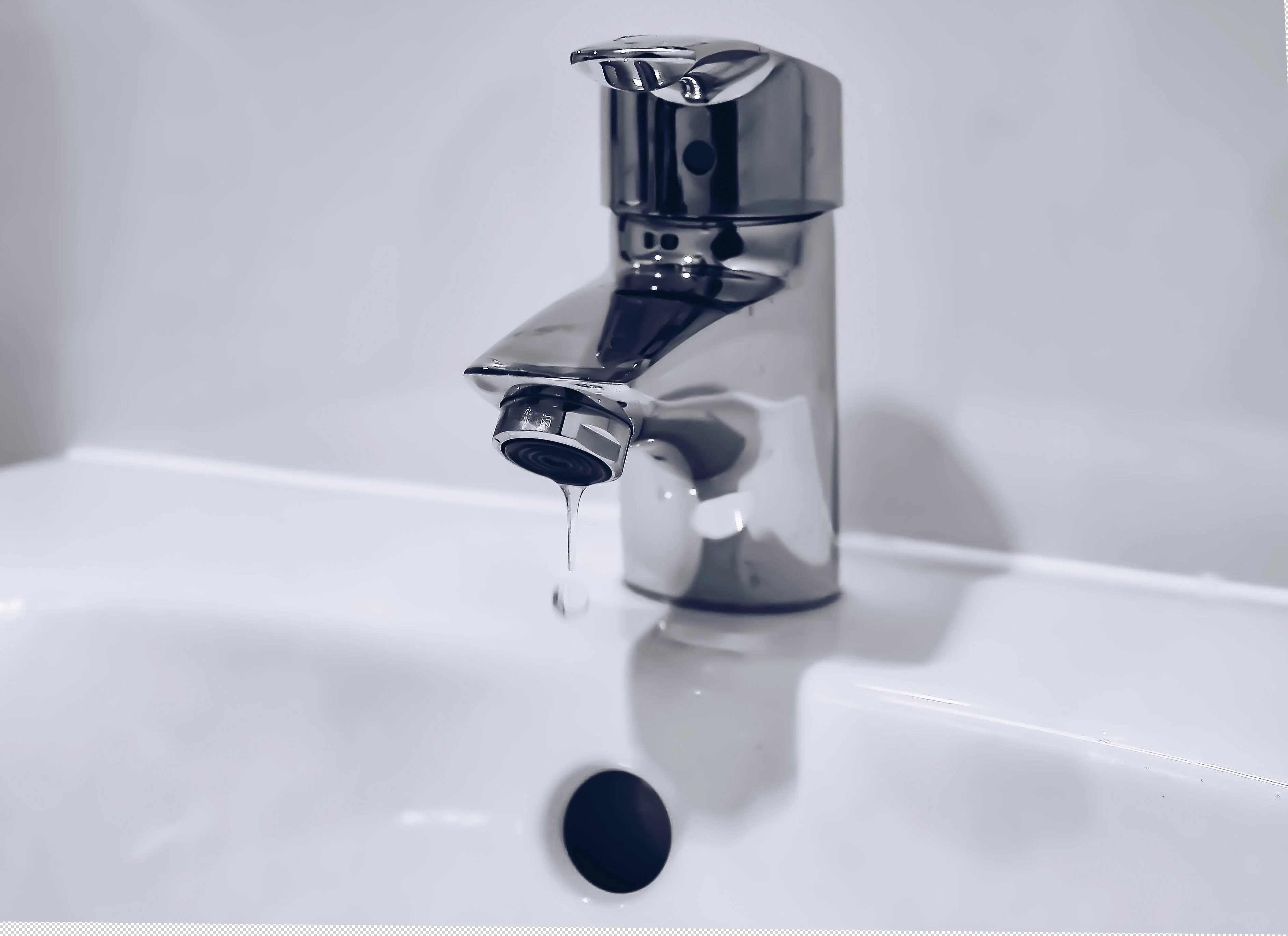 Plombier certifié réalisant un service de fuite d'eau au Québec