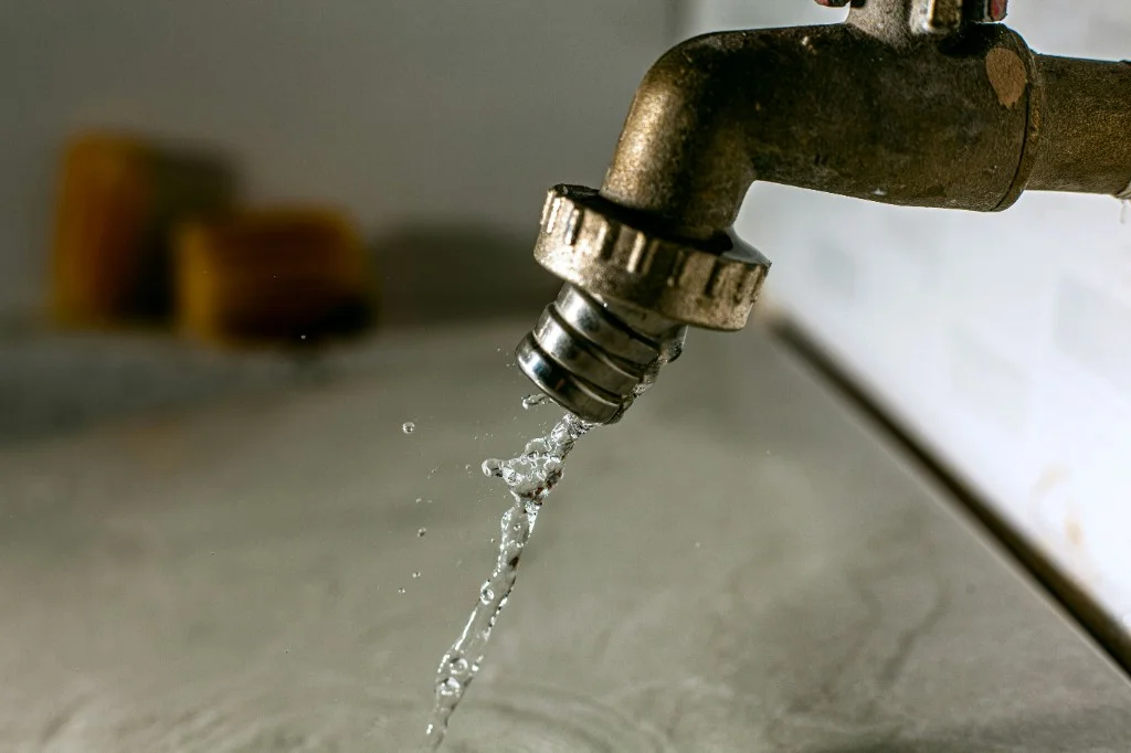 Robinet extérieur avec écoulement d’eau