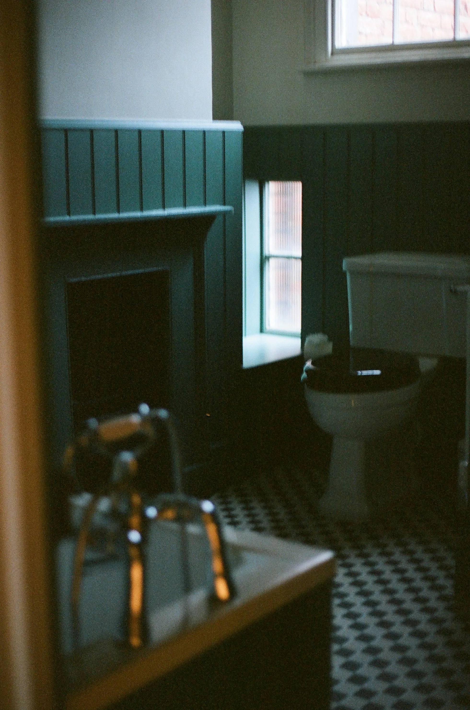 Plombier certifié réalisant un service de toilette au Québec