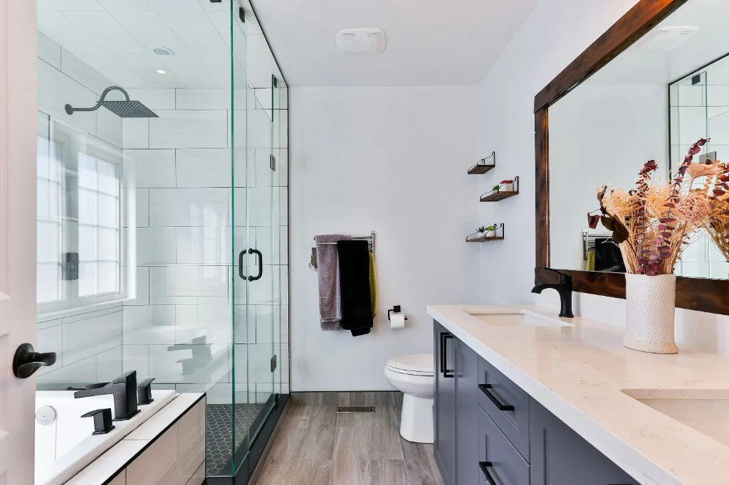 Salle de bain moderne avec robinetterie et finitions contemporaines